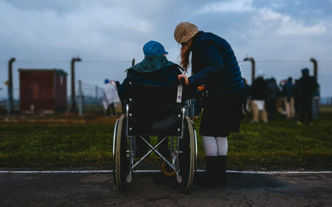 Opieka nad starszą kobietą na wózku